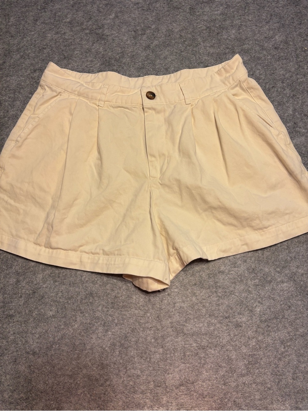 Double Zero Cream Pleated High-Waist Shorts